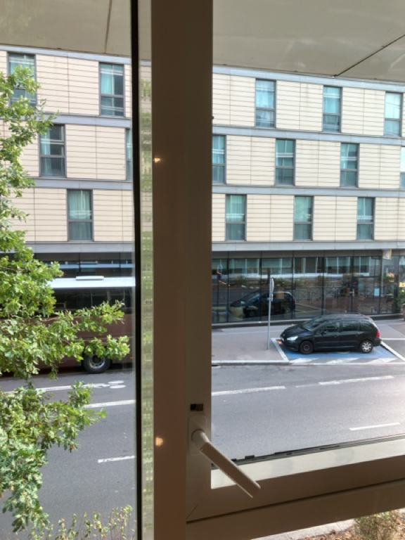 Poignée et mécanisme d'ouverture d'une menuiserie de bureau, vue depuis l'immeuble audité à Clichy