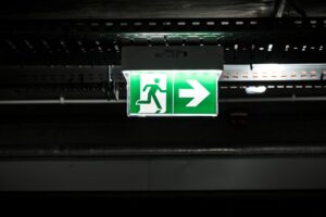 Bloc lumineux signalant une issue de secours dans un établissement recevant du public