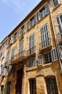 Façade d'un immeuble ancien en copropriété examinée lors d'un diagnostic technique global