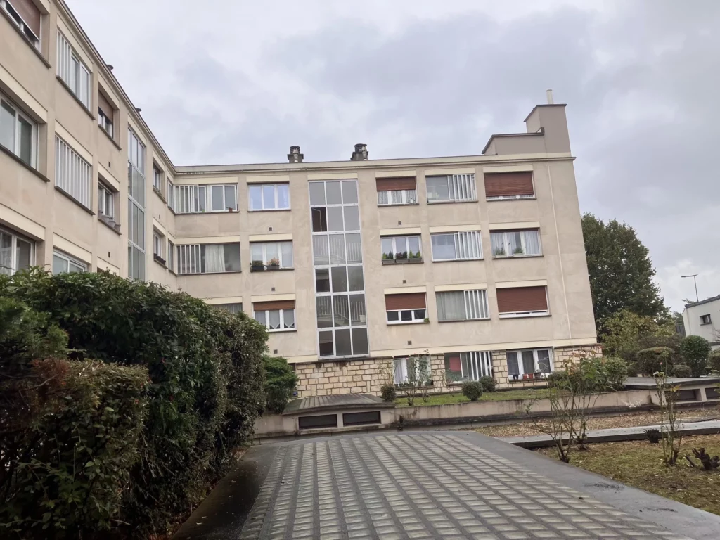 Façade d'un immeuble d'habitation en copropriété des années 1960 concerné par le plan pluriannuel de travaux